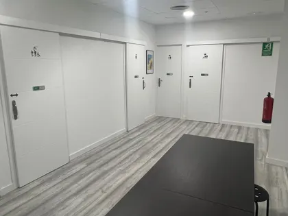 Espacio común con mesas